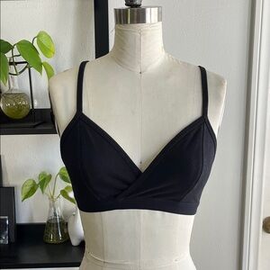 Black Wireless "Wrap" Sports Bra Fabletics size Small, great condition